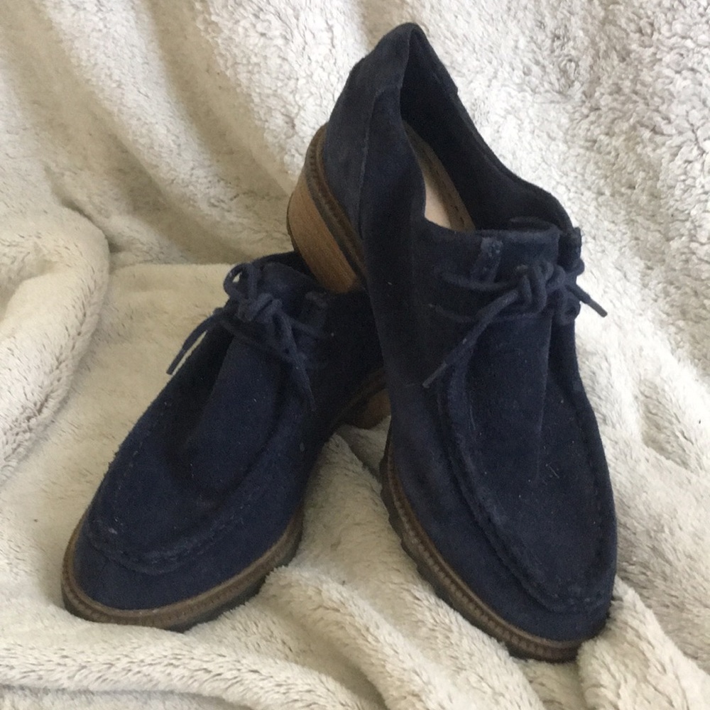 Blue suede low heel Oxford shoes